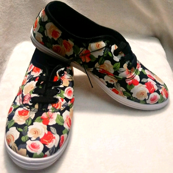 Brand New Ladies Floral Design Shoes - Picture 3 of 6